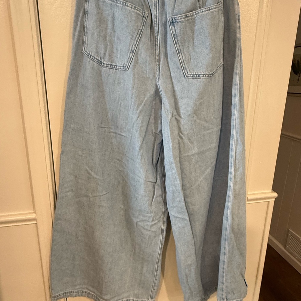 Universal Thread Light Blue Jeans - Picture 2 of 3